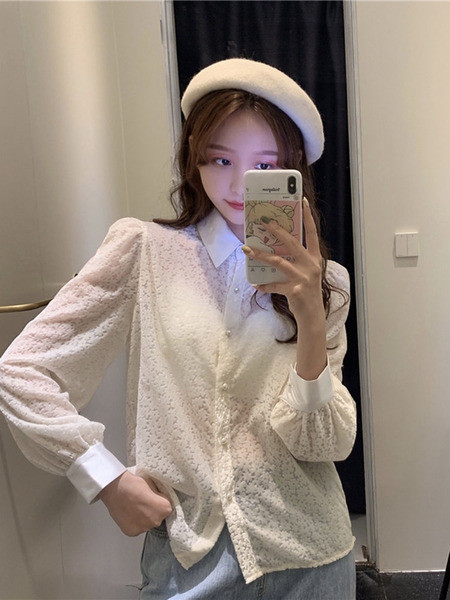 Női ing klasszikus gallérral és bézs gombokkal