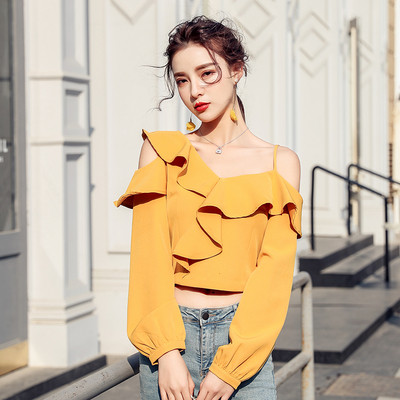 Modern női blúz hosszú ujjal és csupasz váll