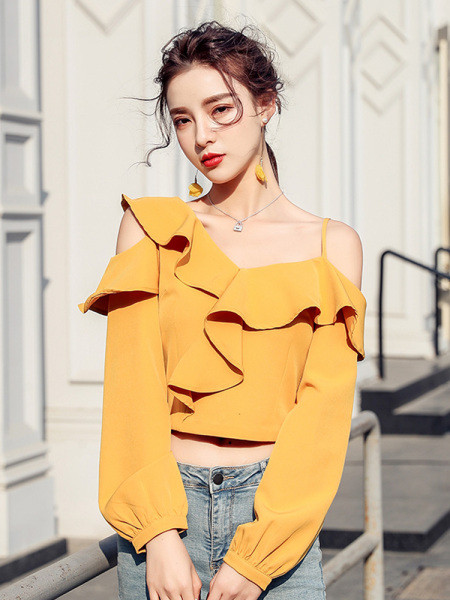 Modern női blúz hosszú ujjal és csupasz váll