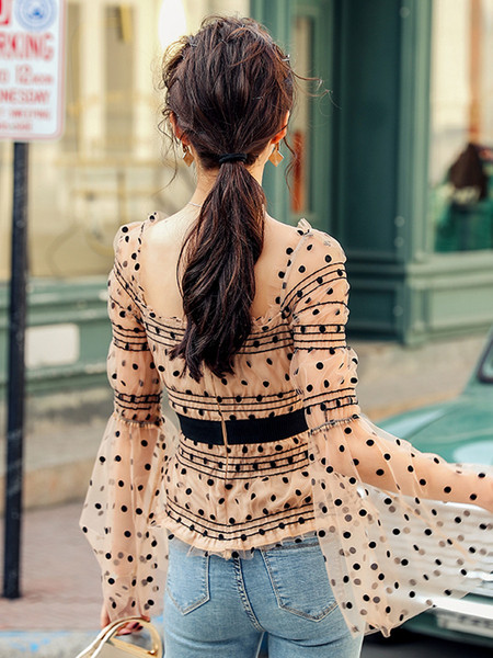 Moteriška šiuolaikiška ruonių palaidinė krentančiomis rankovėmis