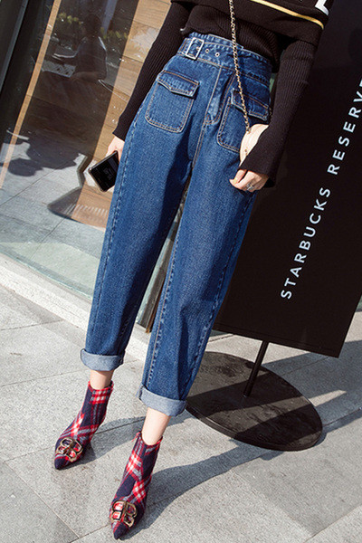 Moteriškų aktualių džinsų tiesus modelis aukštu juosmeniu ir kišenėmis