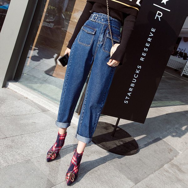 Moteriškų aktualių džinsų tiesus modelis aukštu juosmeniu ir kišenėmis