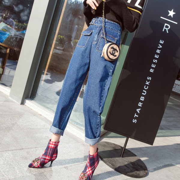 Moteriškų aktualių džinsų tiesus modelis aukštu juosmeniu ir kišenėmis