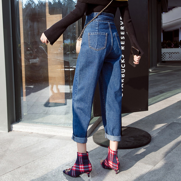 Moteriškų aktualių džinsų tiesus modelis aukštu juosmeniu ir kišenėmis