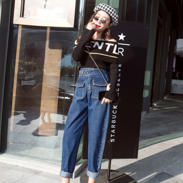 Moteriškų aktualių džinsų tiesus modelis aukštu juosmeniu ir kišenėmis