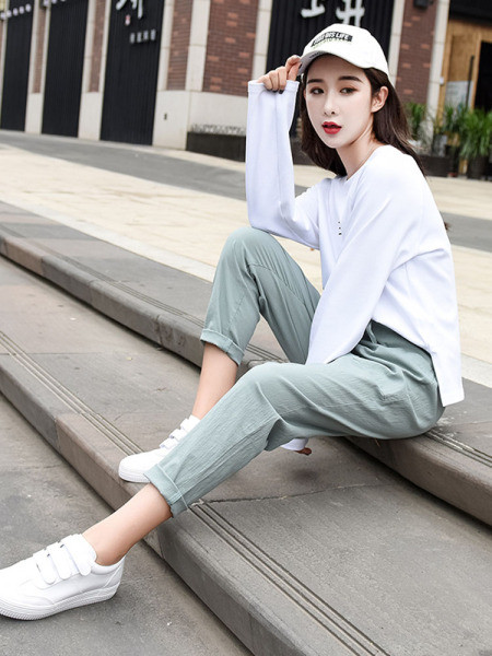 Ležerne ženske hlače ravnog modela s vezicama i džepovima