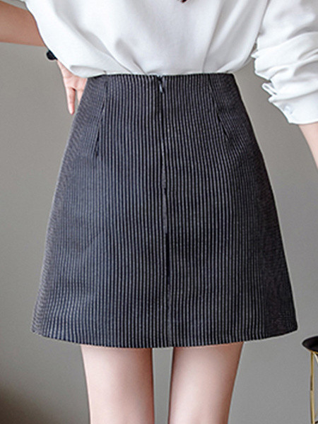 Дамска ежедневна пола прав модел с джобове и копчета