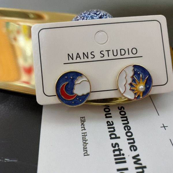 Modern, kerek gyöngyös fülbevaló