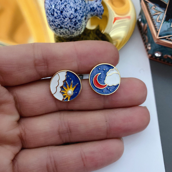 Modern, kerek gyöngyös fülbevaló