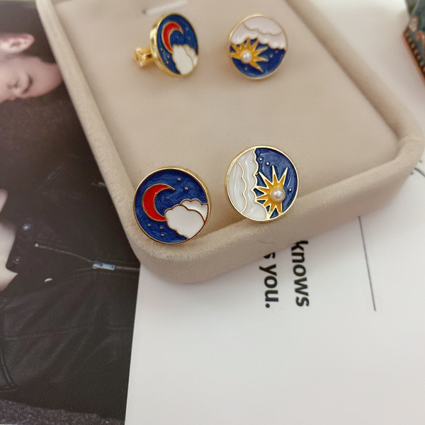 Modern, kerek gyöngyös fülbevaló