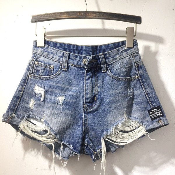 Jauns sieviešu īso džinsu modelis ar saplēstiem motīviem un augstu vidukli