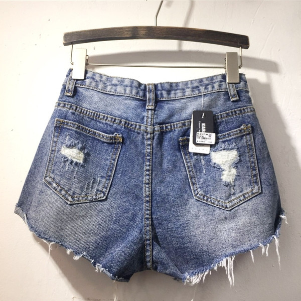 Jauns sieviešu īso džinsu modelis ar saplēstiem motīviem un augstu vidukli