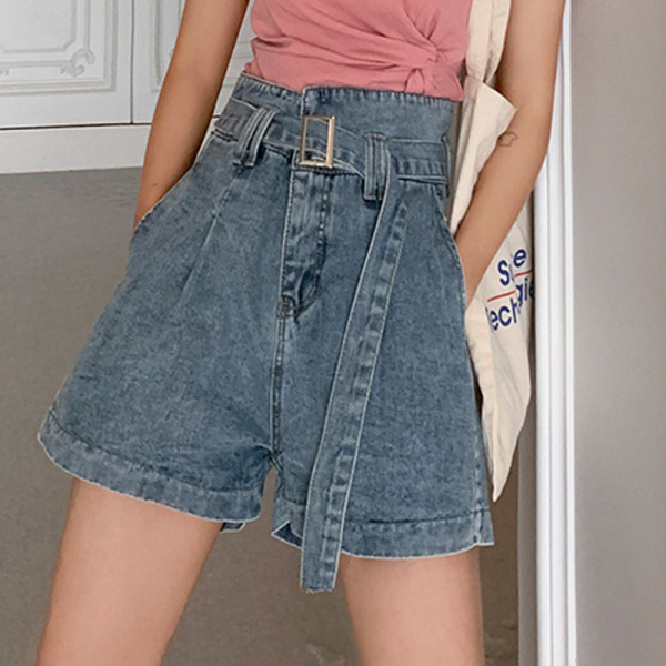 Moodsad naiste lühikesed teksad kõrge vöökoha ja metallpandlaga vööga