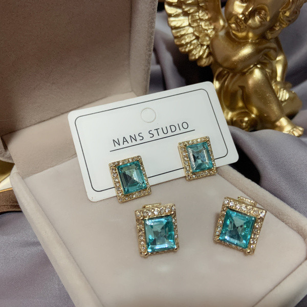 Modern női fülbevaló téglalap alakú kövekkel