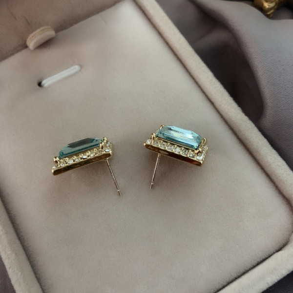 Modern női fülbevaló téglalap alakú kövekkel