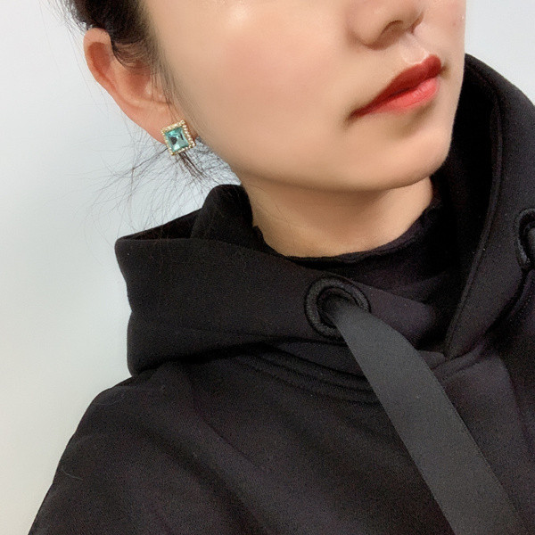 Modern női fülbevaló téglalap alakú kövekkel