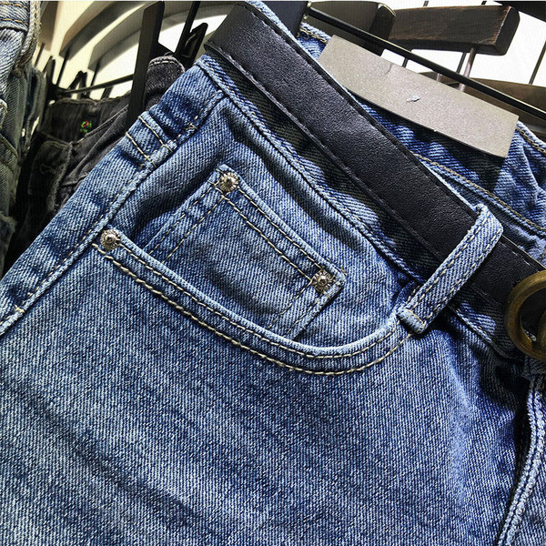 Moteriški modernūs šortai su plėšytais motyvais