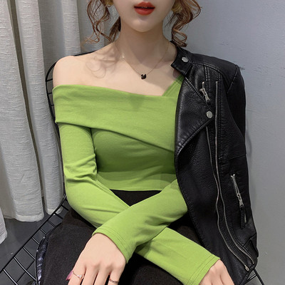 Laisva moteriška palaidinė apnuogintais pečiais ir ilgomis rankovėmis