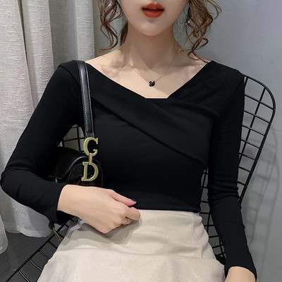 Laisva moteriška palaidinė apnuogintais pečiais ir ilgomis rankovėmis