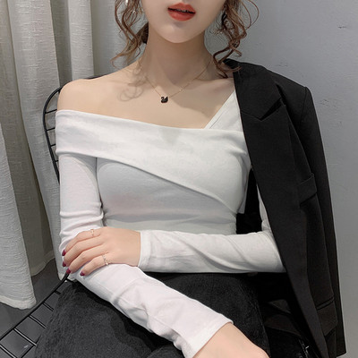 Laisva moteriška palaidinė apnuogintais pečiais ir ilgomis rankovėmis