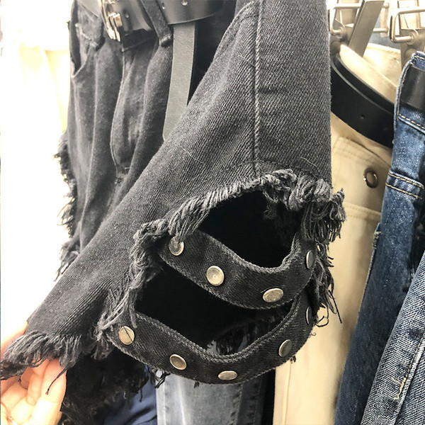 Női farmer rövidnadrág fekete övvel