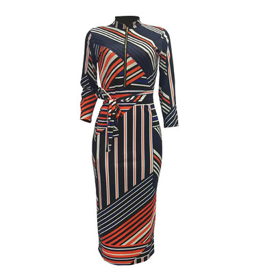 Stilinga moteriška ilga suknelė ilgomis rankovėmis ir gilia iškirpte