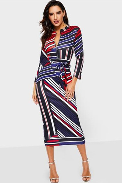 Stilinga moteriška ilga suknelė ilgomis rankovėmis ir gilia iškirpte