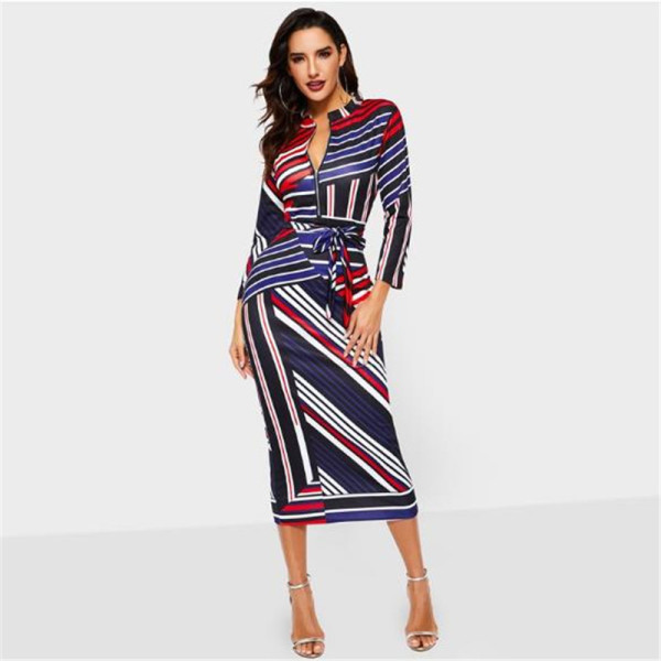 Stilinga moteriška ilga suknelė ilgomis rankovėmis ir gilia iškirpte