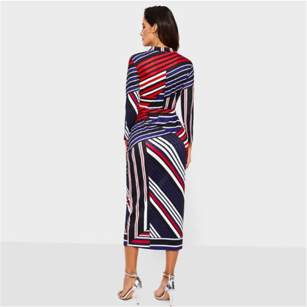 Stilinga moteriška ilga suknelė ilgomis rankovėmis ir gilia iškirpte