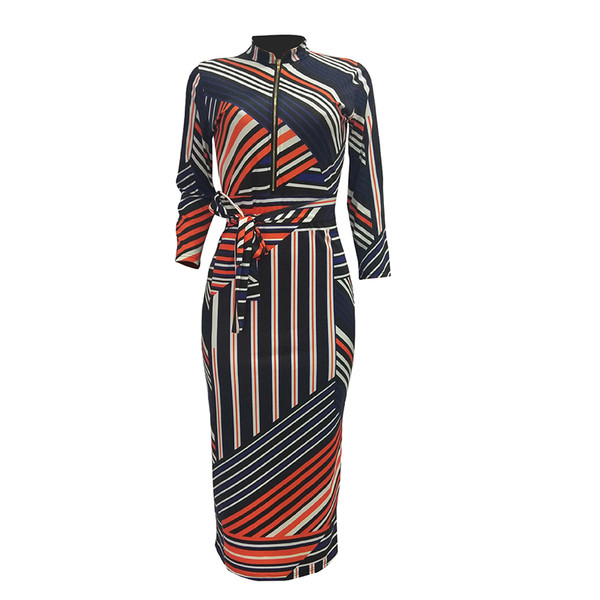 Stilinga moteriška ilga suknelė ilgomis rankovėmis ir gilia iškirpte