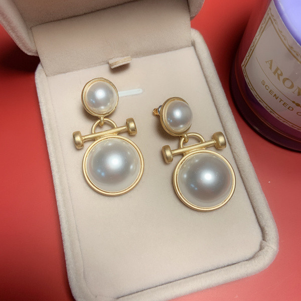 Moteriški kabantys auskarai dekoruoti perlais