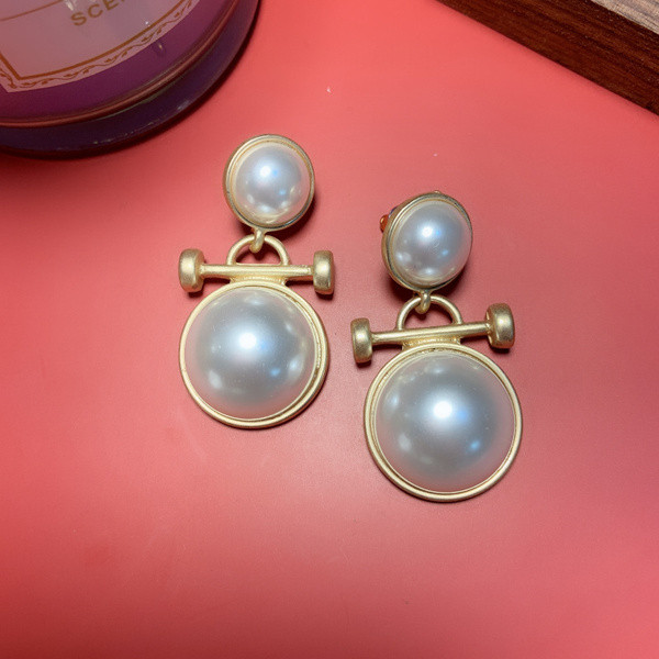 Moteriški kabantys auskarai dekoruoti perlais