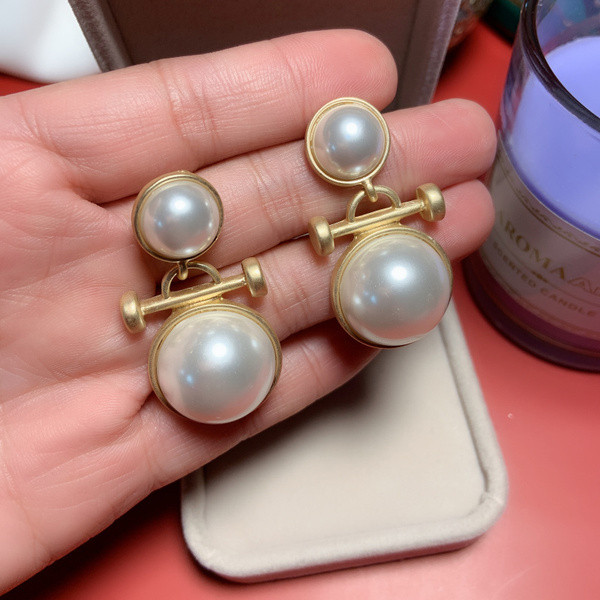 Moteriški kabantys auskarai dekoruoti perlais