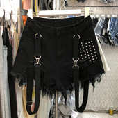 Дамски къси панталони с метални нитове и тиранти