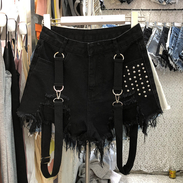Дамски къси панталони с метални нитове и тиранти 