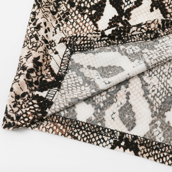 Stilinga moteriška trumpa suknelė su gyvūnų raštu ir skeltuku