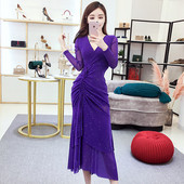 Hosszú női ruha, hosszú ujjal és spitz nyakkivágással