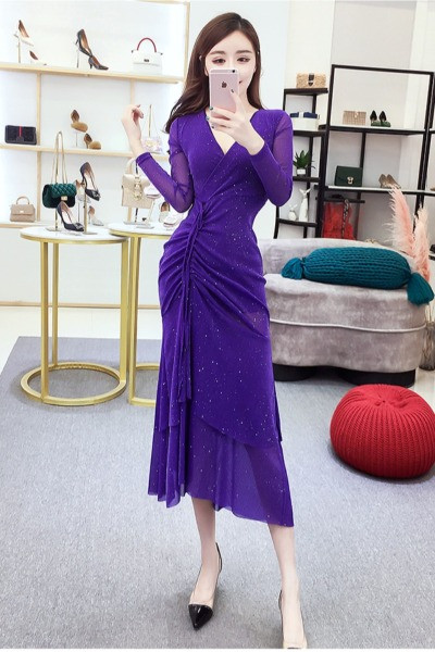 Hosszú női ruha, hosszú ujjal és spitz nyakkivágással