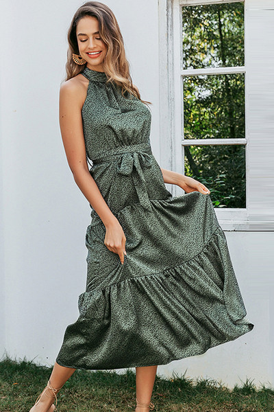 Модерна дамска дълга рокля с голи рамене и колан в зелен цвят 