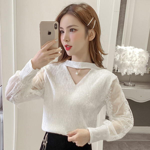 Moodne naiste pluus ovaalse kaelusega, tülli ja pärlmuttervarrukatega