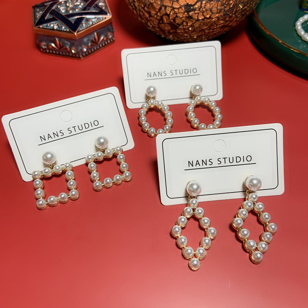 Sieviešu pērļu auskari dažādās formās