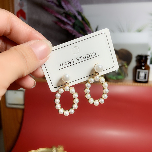 Sieviešu pērļu auskari dažādās formās