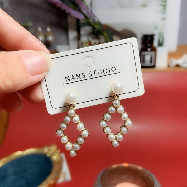 Sieviešu pērļu auskari dažādās formās