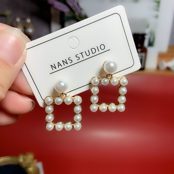 Sieviešu pērļu auskari dažādās formās