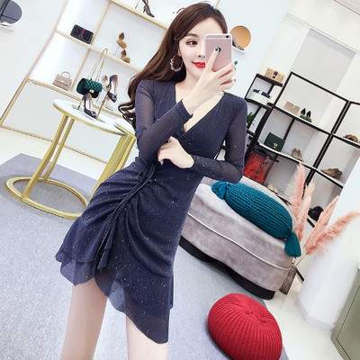 Kratka ženska haljina s dugim rukavima i vezama