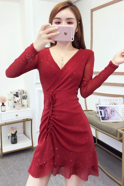 Kratka ženska haljina s dugim rukavima i vezama