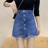 Модерна къса дънкова пола с копчета и скъсани мотиви