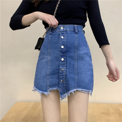 Модерна къса дънкова пола с копчета и скъсани мотиви