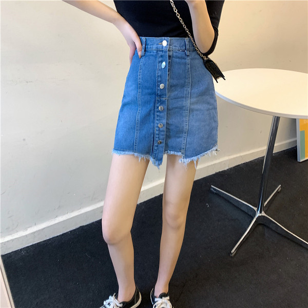 Модерна къса дънкова пола с копчета и скъсани мотиви