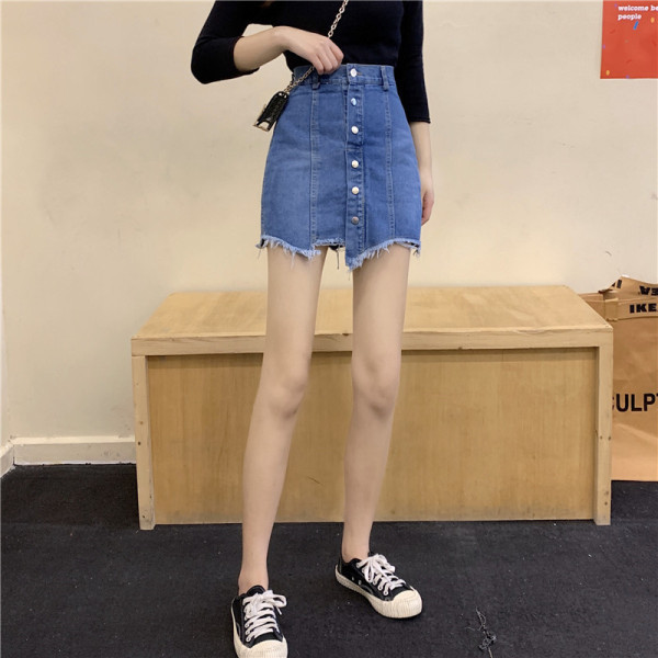 Модерна къса дънкова пола с копчета и скъсани мотиви